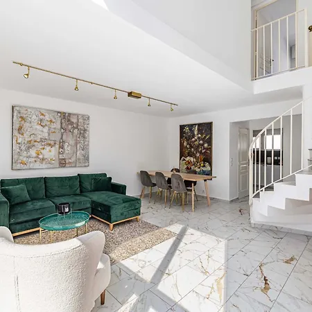 Modern, A C Duplex - 3bdr 6p - *