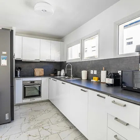 Modern, A C Duplex - 3bdr 6p - *
