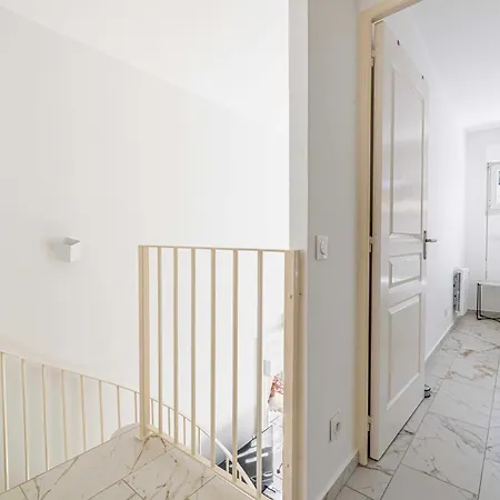 Modern, A C Duplex - 3bdr 6p -