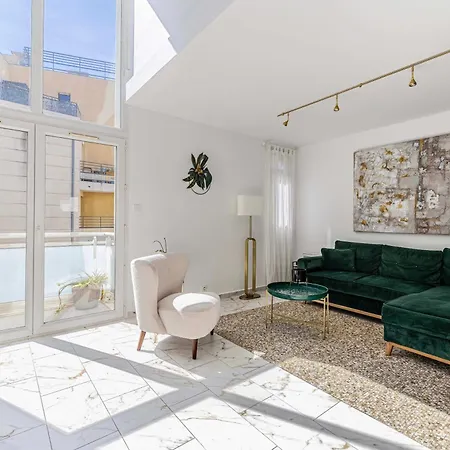 Modern, A C Duplex - 3bdr 6p -
