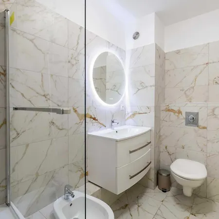 Modern, A C Duplex - 3bdr 6p - *
